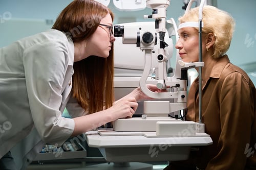 Preview: Specialist ophthalmologist uses modern equipment in his work
