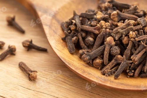 Preview: Spice cloves on wooden spoon