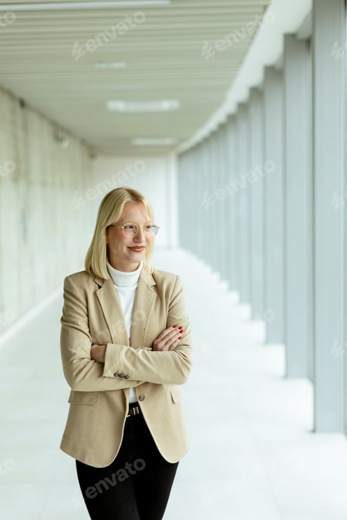 Preview: Business woman standing in the office corridor