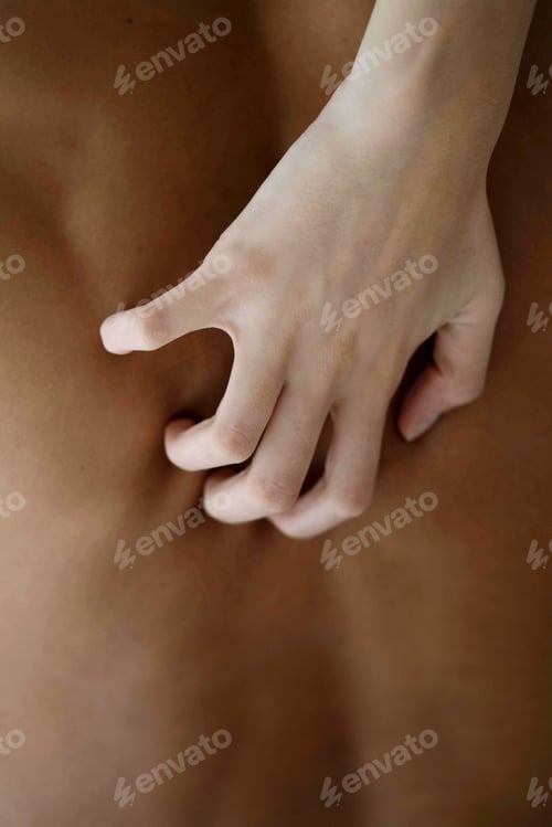 Preview: Hand scratching back