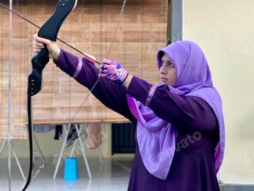 Preview: Young woman doing archery