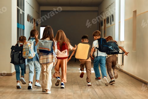 Aperçu: Children learning in a school classroom