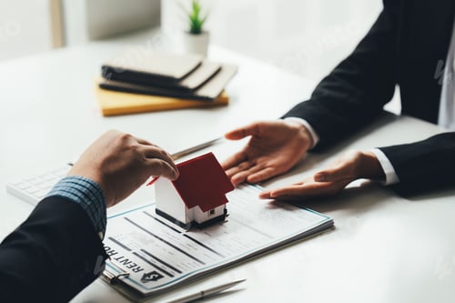 Preview: Buyers and real estate agents have agreed to buy and sell by holding hands to rent or buy a house af