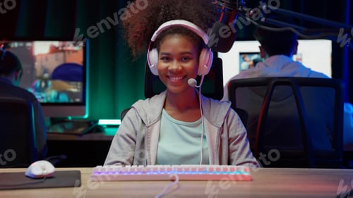 Preview: Game streamer using pc setup playing multiplayer first person shooter