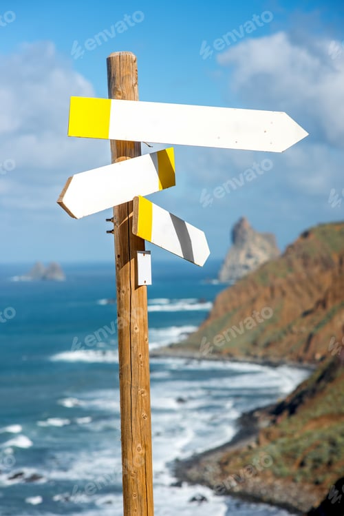 Preview: Wooden road sign with empty boards