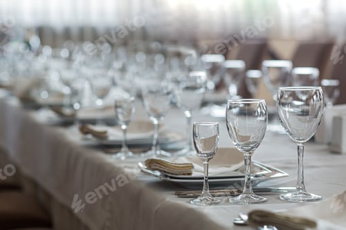 Preview: Empty table in a restaurant, served with cutlery, with a white cape