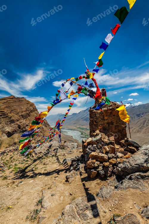 Vista previa: Buddhist prayer flags lungta in Spiti Valley, India