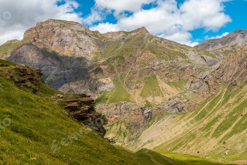 Preview: View of the corner of the green and the Salto de Tendenera waterfall in the Ripera valley, Pyrenees