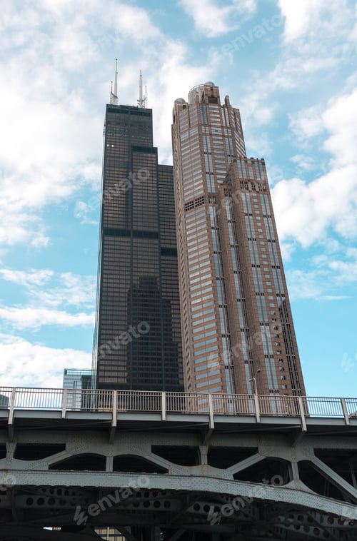 Preview: Big Building On A Street On Chicago Downtown