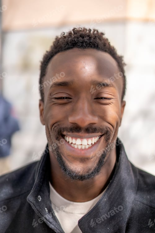 Preview: Frontal shot of black-skinned man smiling