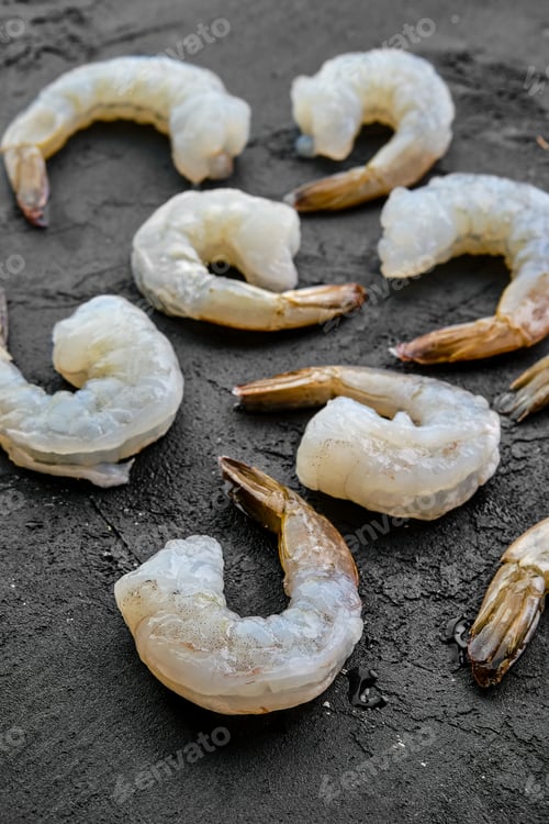 Preview: Peeled fresh raw prawns