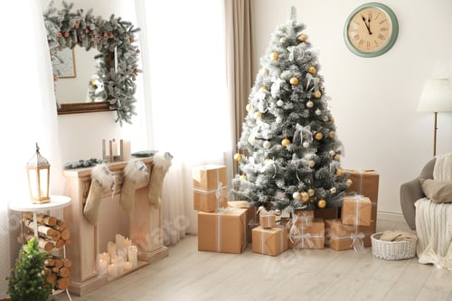 Vista previa: Stylish Christmas interior with beautiful decorated tree and fireplace