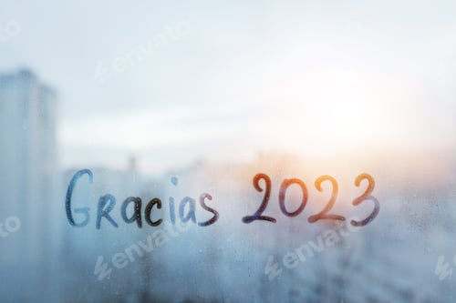 Visualização: letras obrigado Gracias em espanhol é agradecimento em inglês e pintura número 2023 em janela de vidro embaçado