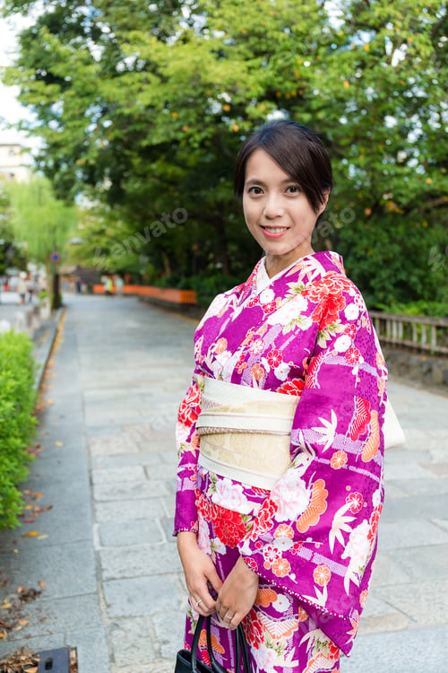 Preview: Woman with japanese traditional clothing at street