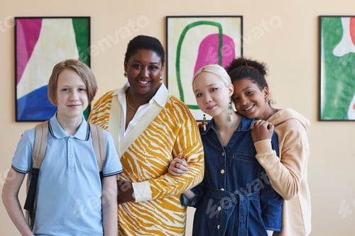 Preview: Smiling black woman with diverse group of teenagers in art gallery