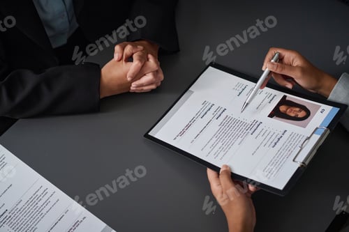 Preview: Specialist asking questions to applicant at meeting