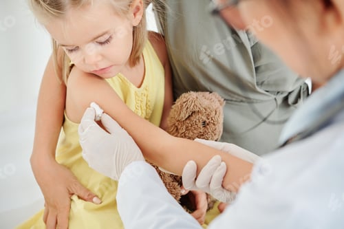 Preview: Pediatrician cleaning site with alcohol swab