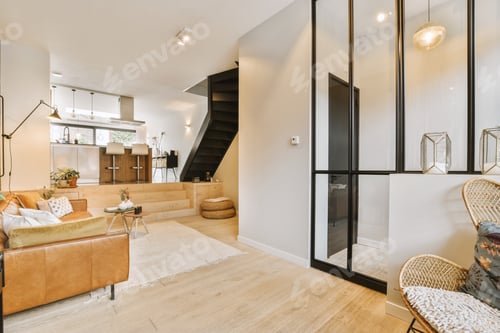 Aperçu: a living room with a couch and a table