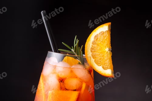 Preview: Close up of Aperol Spritz cocktail