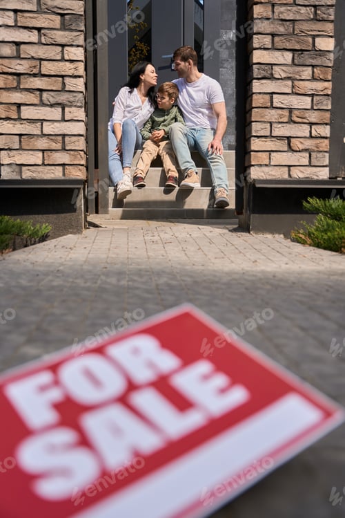 Preview: Sign for sale close-up in front of the family