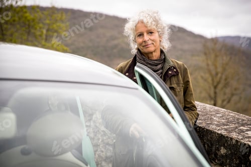 Preview: Woman getting into car