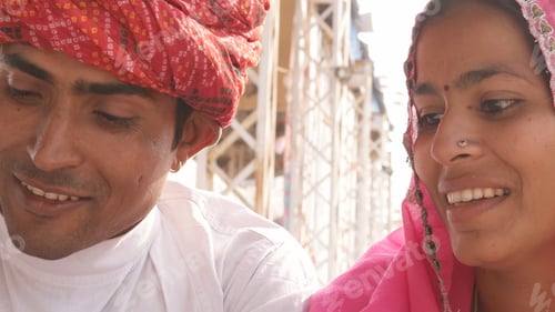 Preview: Closeup of an Indian couple in traditional outfits.