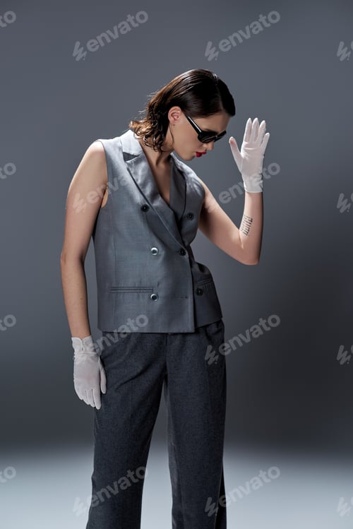 Preview: The graceful lady in gray