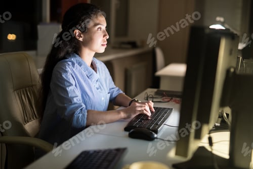 Preview: Businesswoman Working at Night