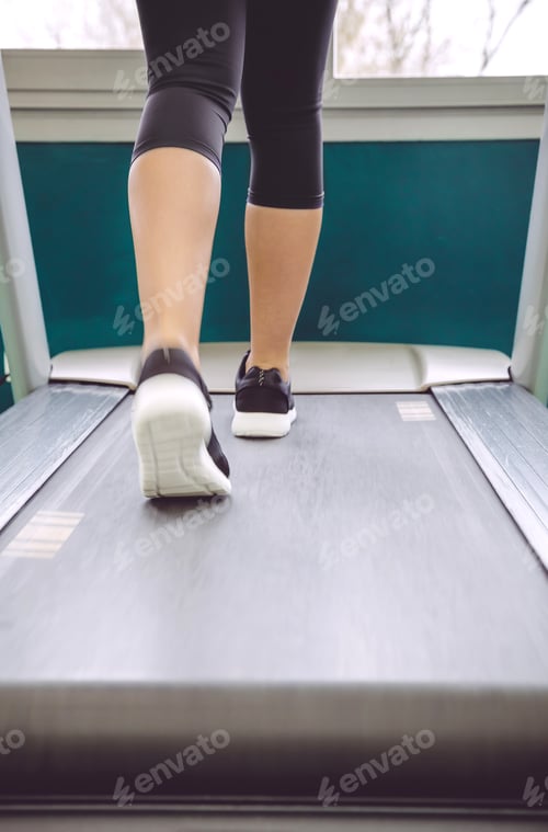Preview: Wpman legs warming up over treadmill in training session