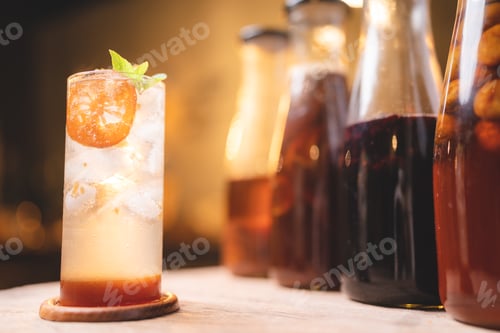 Visualização: refrigerante artesanal caseiro, coquetel de bebida fresca fria com mel e refrigerante em fundo de café de vidro