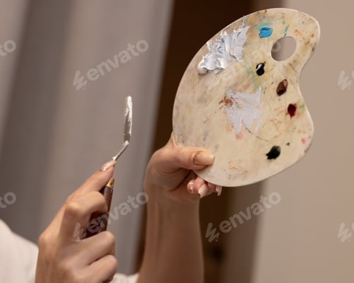 Preview: Teacher shows how to mix the paint on the palette with a palette knife
