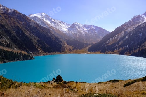 Preview: Amazing mountain lake with turquoise water