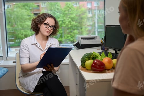 Preview: Woman nutritionist advises a client in a fitness clinic