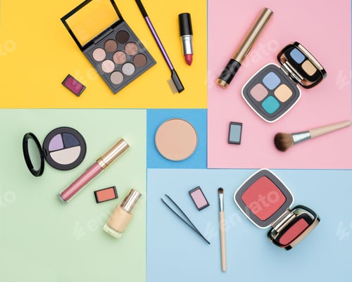 Preview: Set of assorted makeup supplies