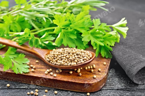 Preview: Coriander seeds in spoon on black board