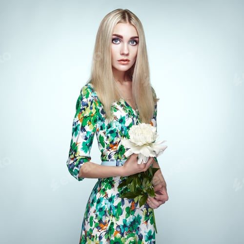 Vista previa: Fashion portrait of elegant woman with summer flowers