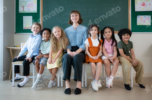 Visualização: Retrato de um professor e crianças em uma sala de aula onde as crianças têm prazer em aprender.