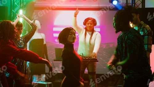 Preview: Cool people improvise dance moves