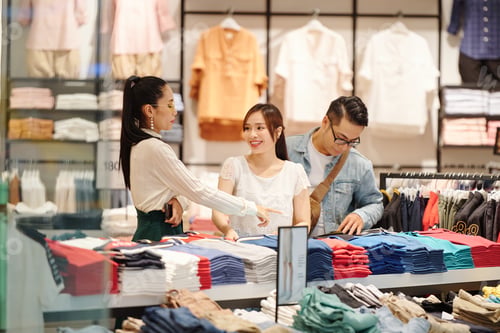 Preview: Shop assistant helping customers