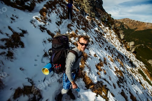 Aperçu: tourist in winter mountains