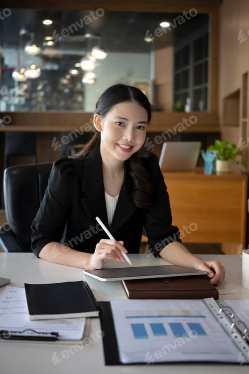 Preview: Portrait of confident businesswoman holding digital tablet and smiling to camera.