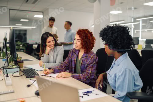 Preview: A technical support manager is teaching recruits in call center.