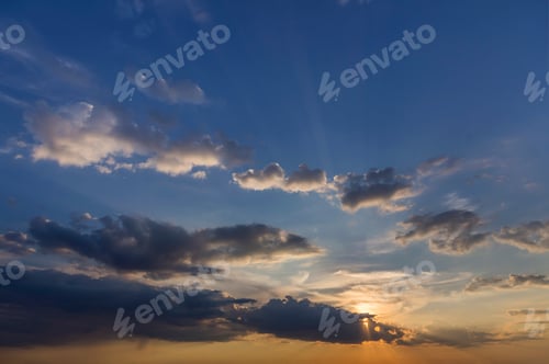 Vorschau: Panorama des Himmels bei Sonnenaufgang oder Sonnenuntergang.