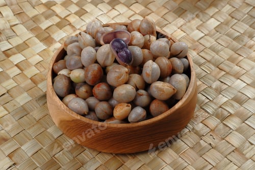 Preview: kacang bogor or Bambara groundnut or Vigna subterranea in wooden bowl on table top
