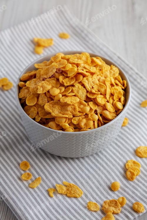 Preview: Tasty Corn Flakes in a Bowl, side view.
