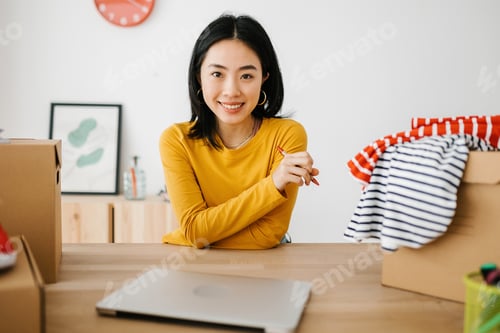 Preview: Portrait of young asian small business owner at store workplace