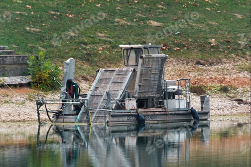 Preview: Dredger vessel by the shore