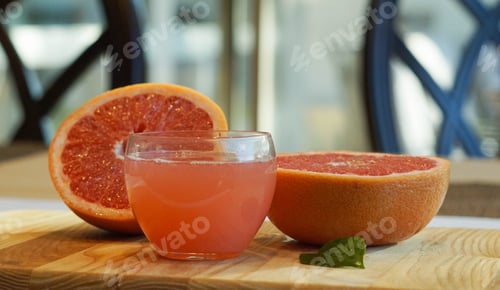Preview: Fresh grapefruit juice and grapefruit halves