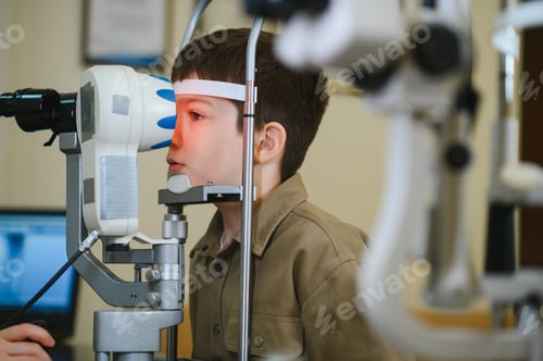 Preview: Child undergoing vision diagnostics with ophthalmologist in clinic
