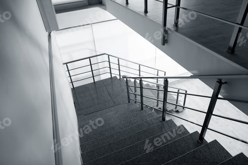 Vorschau: Steintreppe mit Metallgeländer im Innenbereich, Blick durch eine CCTV-Kamera